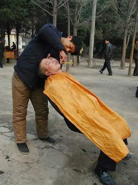 每日一笑妹子说带上这项链就不怕蚊子咬了,不知道是真是假
