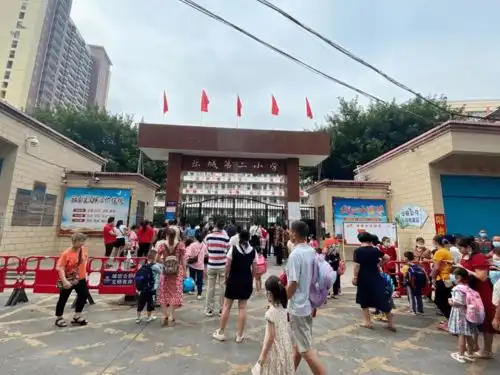 开学日神兽归笼,多图直击昌仔带你逛一圈乐昌各大学校的开学盛况
