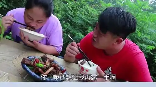胖妹做羊排给奶奶解馋,大洋在一旁啃骨头,这画面真搞笑
