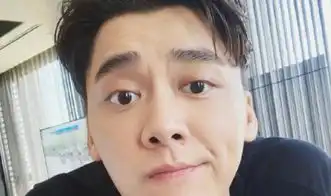 李易峰是来看球赛的,网友是来看他腿的,错位坐姿爆笑网友
