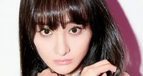 41岁薛佳凝僵脸引热议,女明星真的不要一窝蜂去搞自己的鼻子了
