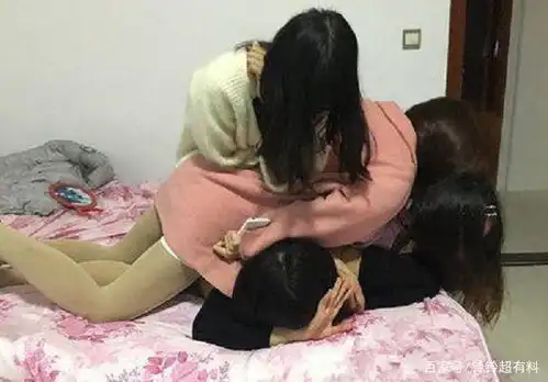 妹子脸上这什么口罩,竟和自己的脸毫不违和,旁边大哥都没眼看
