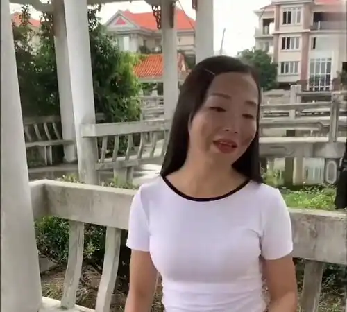 农村小伙搞笑改编歌曲,看到小姐姐的那一刻,网友很般配
