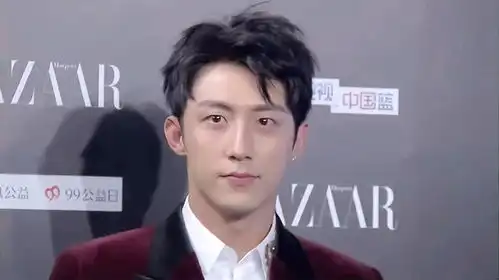 粉丝辟谣黄景瑜探班热巴少搞胡编乱造的瓜会活得久一点
