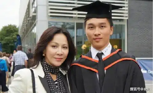 刘嘉玲带家人游西湖71岁老母亲皮肤超白,弟媳一头橘发霸气十足

