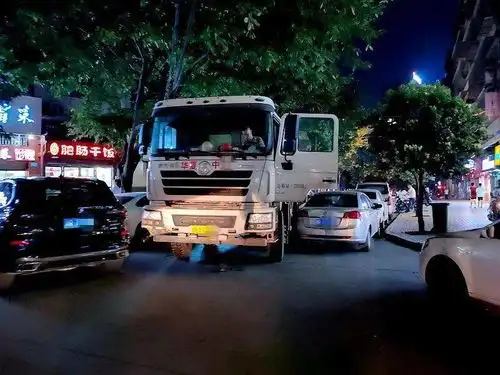 街边乱停车,搞得大车驾驶员进退两难
