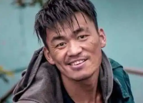 因拍摄条件太苦,演员跑了一半,找了个群演做主演,最后成了影帝

