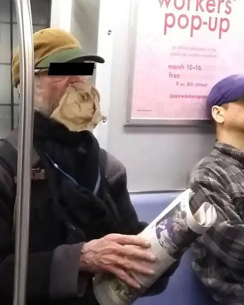 外国人把戴口罩变成了行为艺术
