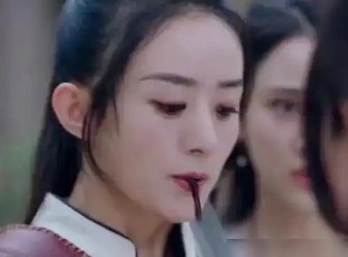 影视剧中的吐血镜头,景甜脆弱,赵丽颖淡定,刘亦菲像是在喷泉
