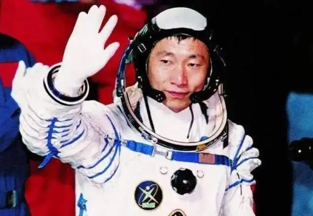 远隔38万公里,月球上看地球,为啥宇航员会感到害怕
