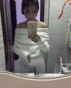 搞笑趣图吃包子就着茅台喝,大哥这做派真是土豪啊
