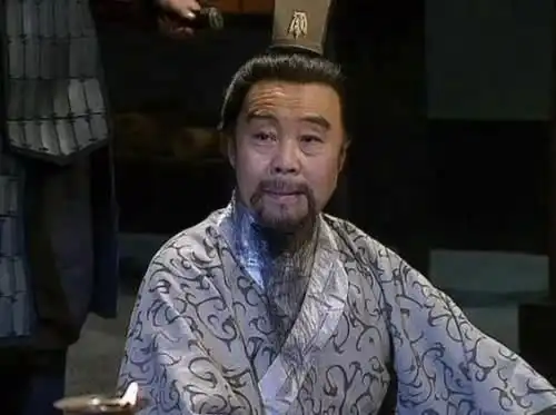 孔融被斩前,哀求曹操放过自己妻儿,9岁儿子说了8字,成千古名言
