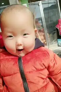 小孩胖成弥勒佛,对比长大后的照片,还是笑起来好看
