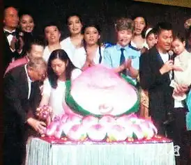 刘德华全家福曝光女儿娇羞全程依偎爸爸怀中惹人喜爱

