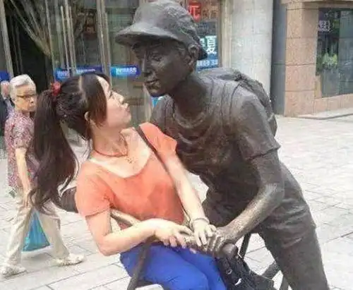 搞笑图片幽默段子笑话哈哈,狗狗还能陪主人打麻将啊,不错哦
