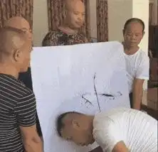搞笑gif趣图大师,你这样写字的话,头发很快就没了
