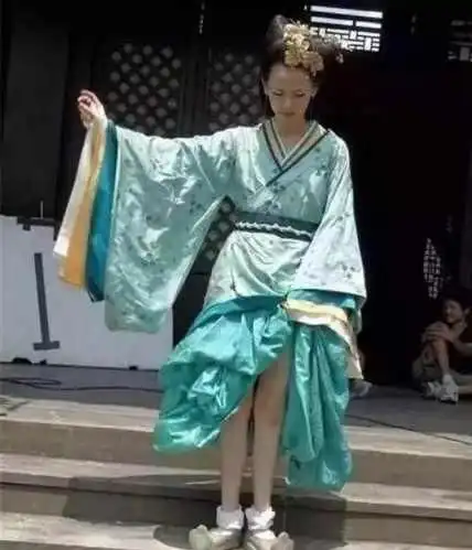 搞笑gif趣图妹子,别逗比了,你这样很容易被踹的
