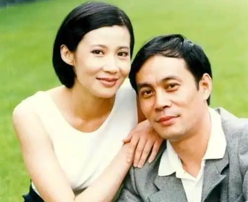 他结婚30年零绯闻,把钱交给媳妇管,女儿让姥姥带到11岁
