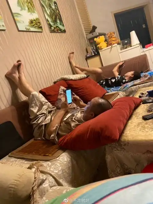 手机里爸妈最搞笑的照片

