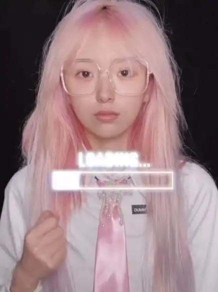 网红机智张罕见淡妆出镜,化身记者文艺气质飙升,比浓妆艳抹美太多
