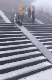 搞笑gif动图哈哈哈哈妹子你是来抢新娘的镜头的吗
