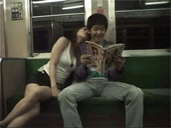 gif搞笑段子小姐姐,你挡着我看书了,请坐好
