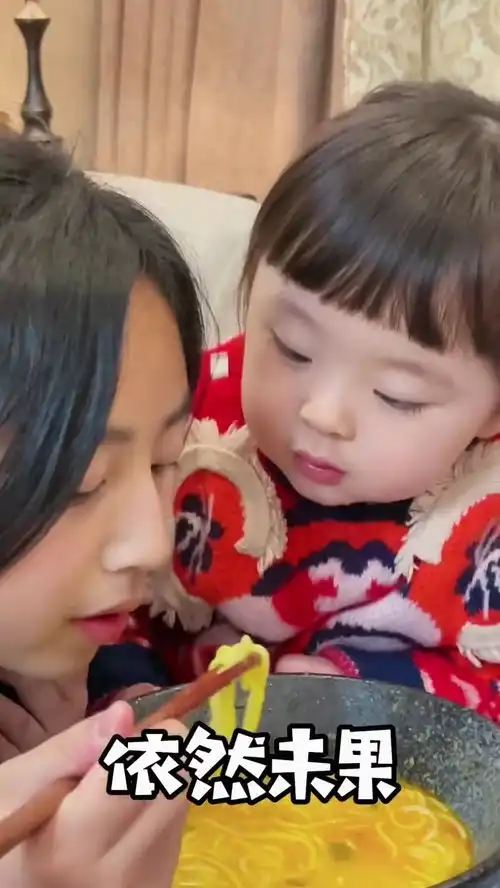 糖糖看到姐姐在吃面,于是各种忍不住哈哈哈,人类幼崽馋起来真搞笑
