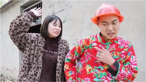 爆笑剧美女去小伙家借纸,没想小伙却给她一把树叶,结局太逗了
