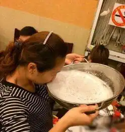 爆笑gif动态图你得瑟个啥,看了半天没看懂
