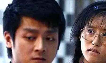 18岁扮丑女走红,被张艺谋看中,因一张照片被赶出剧组,沦为路人
