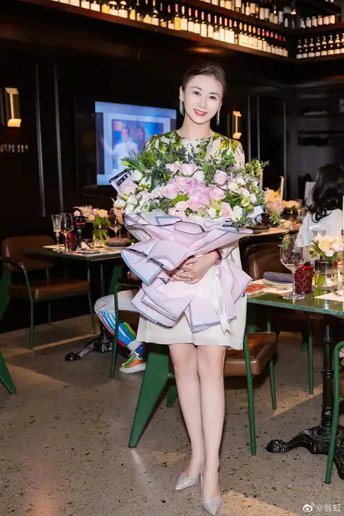 组图翁虹庆祝52岁生日开心晒照透露老公为自己准备惊喜
