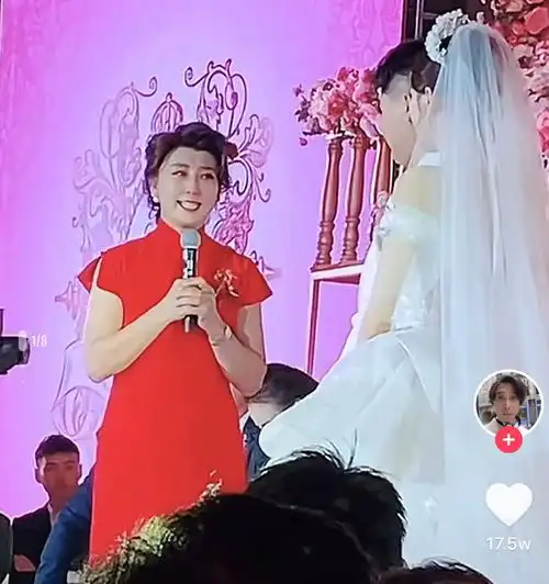 49岁闫学晶儿子大婚,现场含泪表白儿媳,网友明事理的好婆婆

