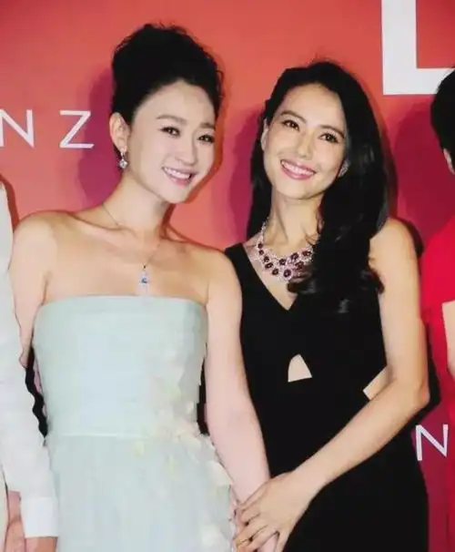 李小冉同框高圆圆,终于见识了冷清美与妩媚美的差距有多大了
