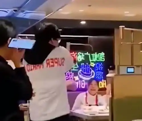 社交天花板浙江男子吃饭遇隔壁桌过生日,男子一个举动网友爆笑
