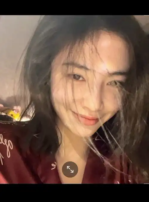 组图许佳琪穿睡衣对镜自拍俏皮可爱甜笑wink素颜状态能打
