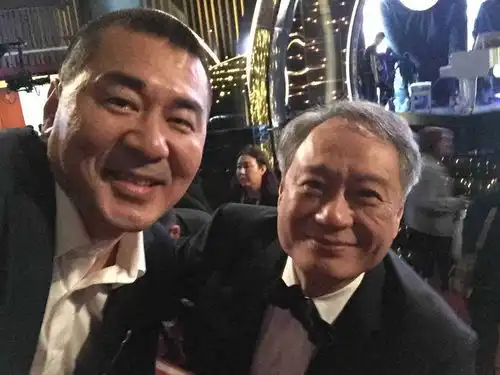 陈建斌跟谁自拍都是一个表情,即使图6也是,网友图6才是真爱
