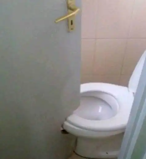搞笑图片幽默段子笑话哈哈,这设计也是厉害,不耽误上厕所就行
