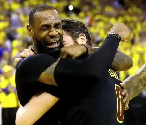 nba联盟中最催泪的五张照片韦德香槟致敬膝盖,罗斯掩面痛哭
