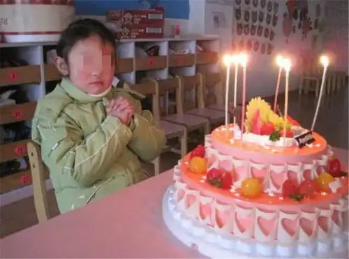 你炫富给谁看儿子7岁生日,爸爸送豪华蛋糕去学校却无人吃
