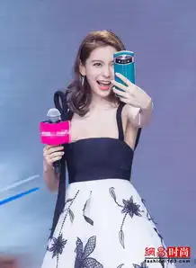 baby瞪眼吐舌搞怪玩自拍咧嘴大笑颜值崩坏

