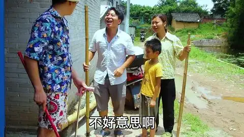 农村剧孩子鱼塘边玩水,邻居怨说几句后,竟带爸妈上门搞事情
