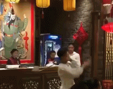 搞笑段子男人掏钱的动作最帅了
