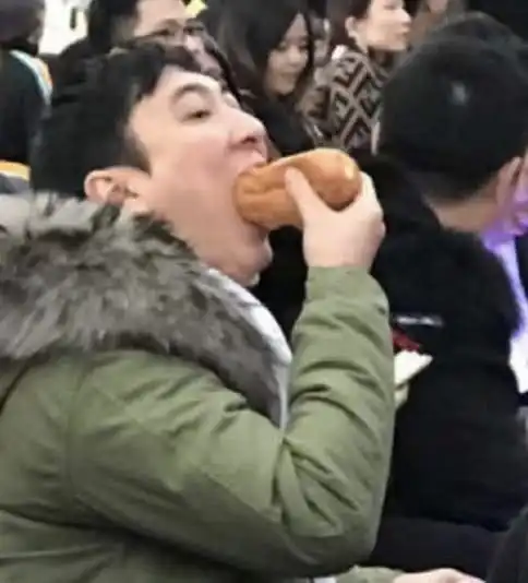 王思聪吃热狗再次升级,图片已经不能满足网友了,游戏都出来了
