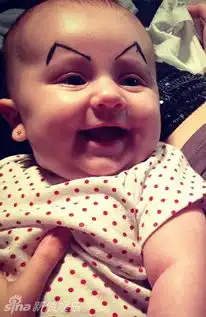 组图充话费送的萌宝被父母画粗眉秒变囧娃
