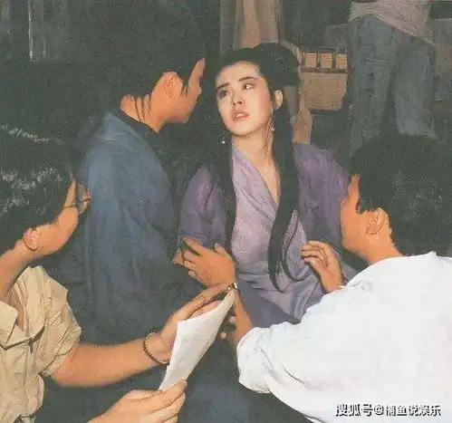 王祖贤罕见花絮曝光,片场撩动头发好迷人,这谁顶得住
