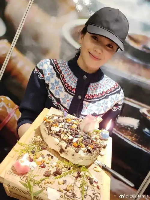 刘涛为组里伙伴做生日蛋糕,自曝味道不错,网友看颜色就知道
