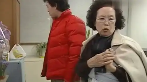 搞笑一家人奇葩母子探望病人不带礼品,还连吃带拿病人的食物
