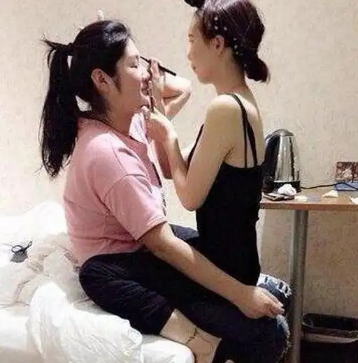 妹子,前面的是你男友吗,他怎么让你一个人蹲在角落啊,尴尬姐姐
