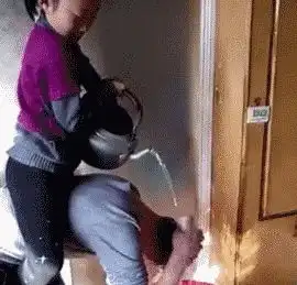 妹子,咱们不玩画脸了,玩点恐怖的吧,要不然你男友会报复的
