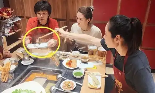 赛场温情为何女排朱婷赢了比赛却首先看向观众席感动无数网友
